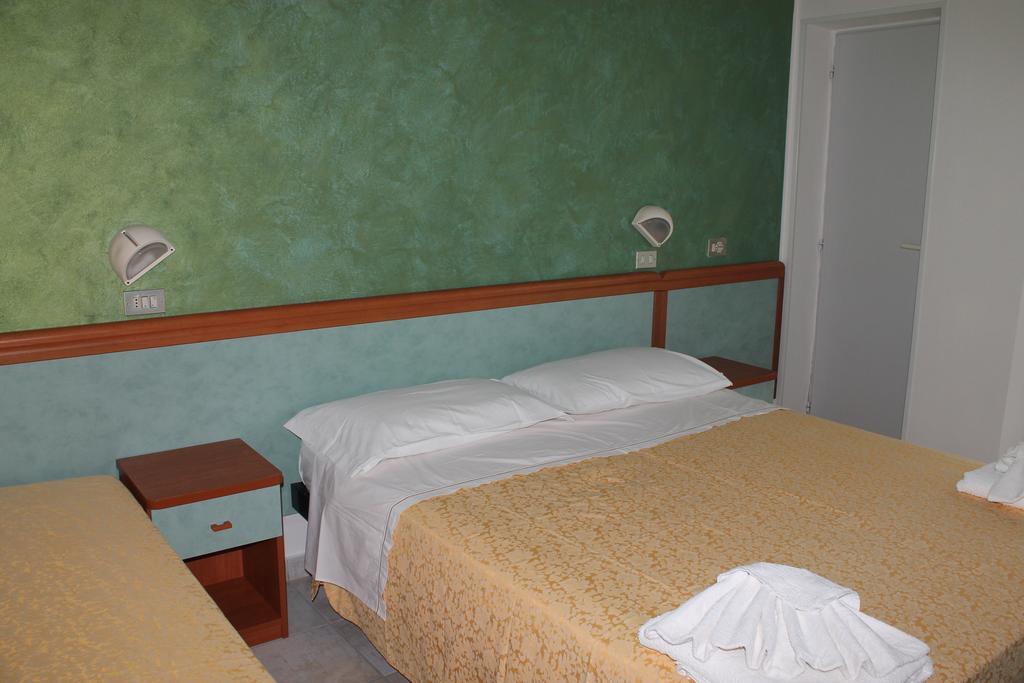 Hotel Costanza Чезенатіко Номер фото