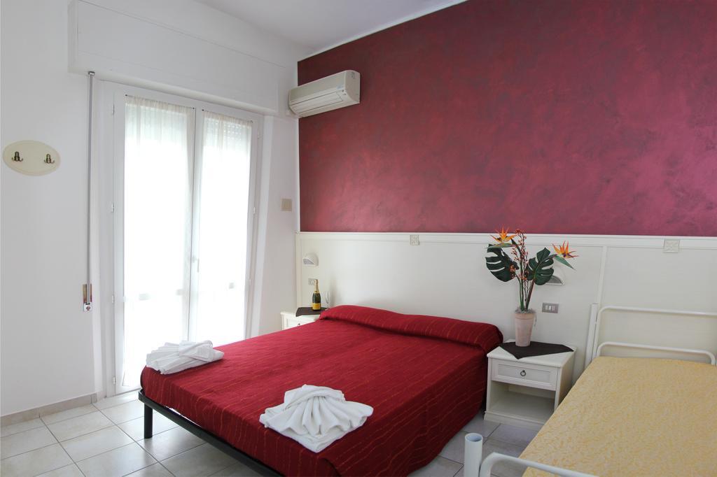 Hotel Costanza Чезенатіко Номер фото