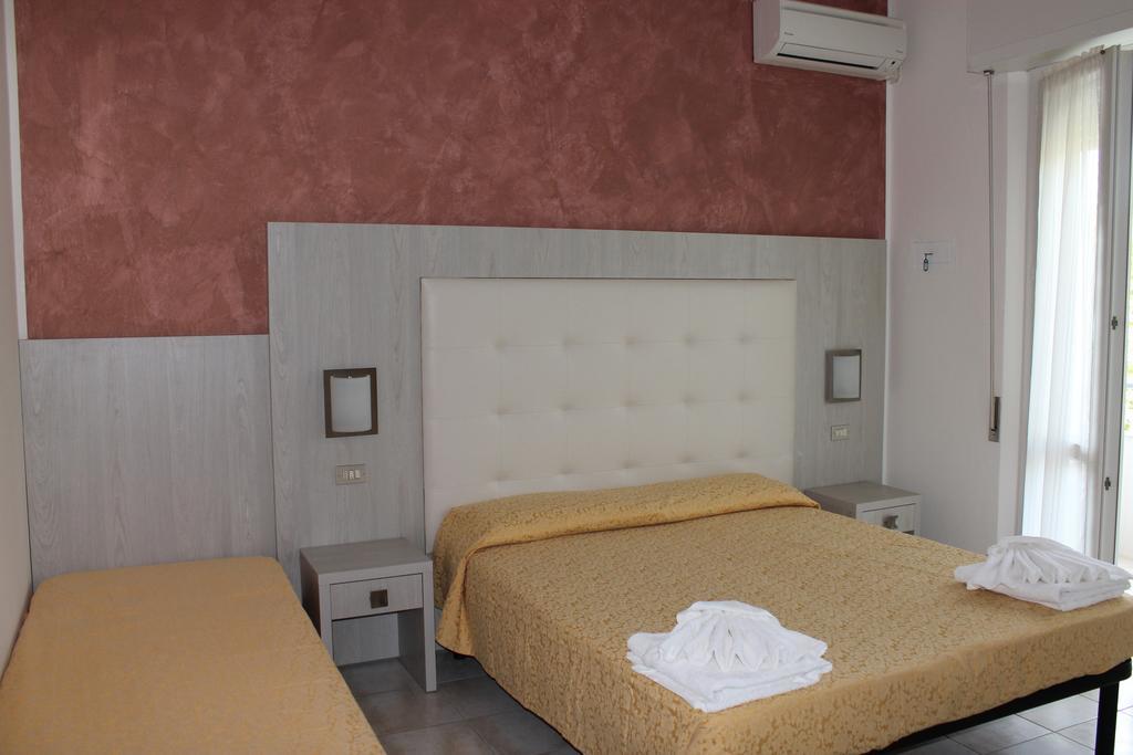 Hotel Costanza Чезенатіко Номер фото