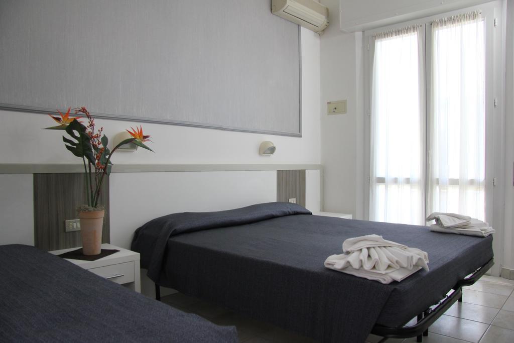 Hotel Costanza Чезенатіко Номер фото
