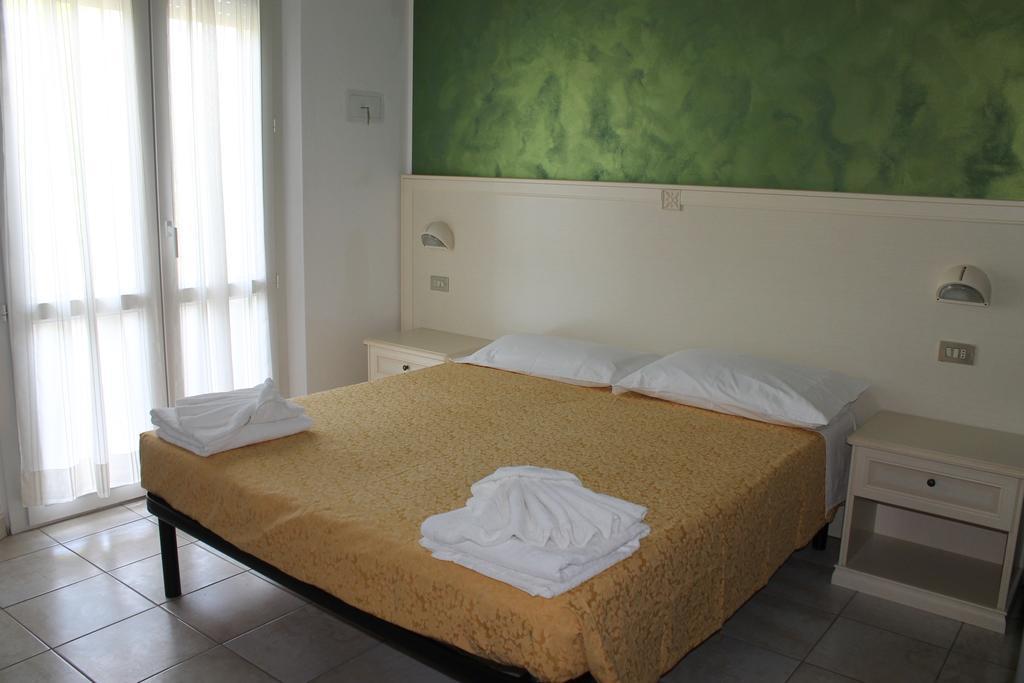 Hotel Costanza Чезенатіко Номер фото