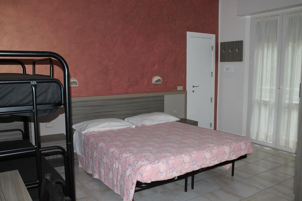 Hotel Costanza Чезенатіко Номер фото