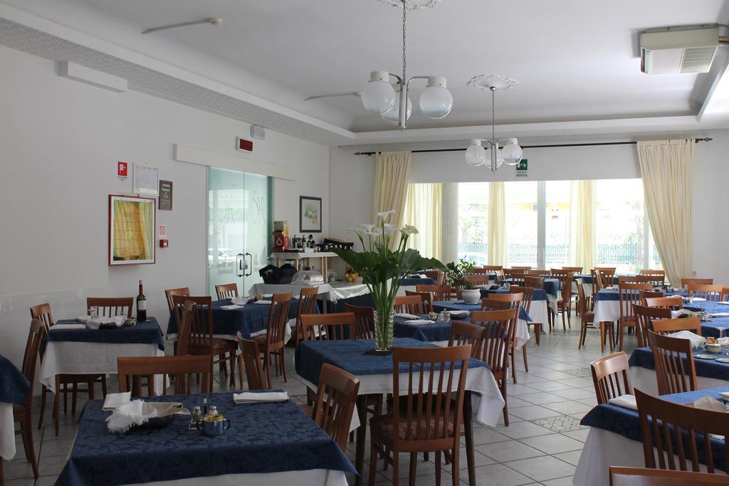 Hotel Costanza Чезенатіко Екстер'єр фото