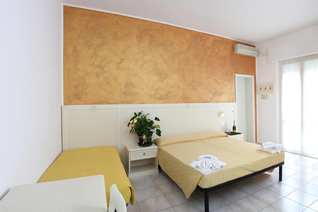 Hotel Costanza Чезенатіко Номер фото