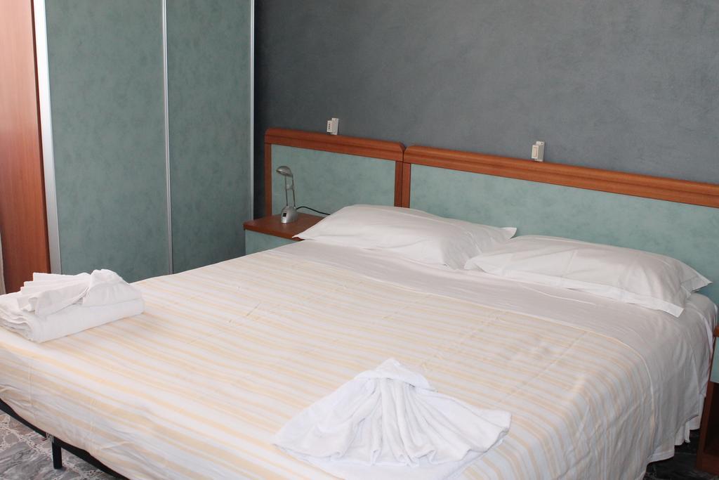 Hotel Costanza Чезенатіко Номер фото